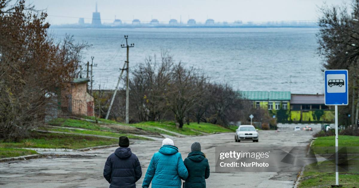 Улицы Никополя с реакторами ЗАЭС на заднем плане / Фото Getty Images
