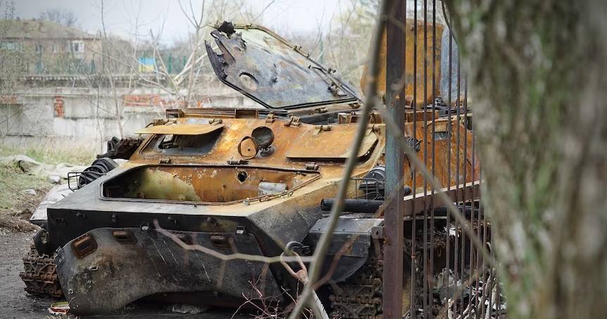 Уничтоженная российская боевая машина на улице в Богдановке / Фото ABC News