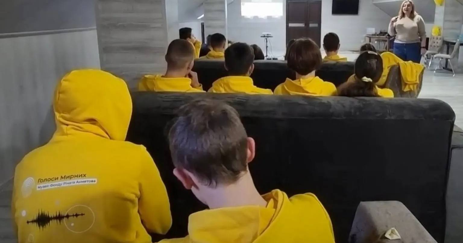 Діти, які були депортовані до Росії, а потім повернулися додому, взяли участь у відпочинковому таборі в Іршаві в Закарпатській області. Лютий 2024 року / Фото БО “Фонд Ріната Ахметова”