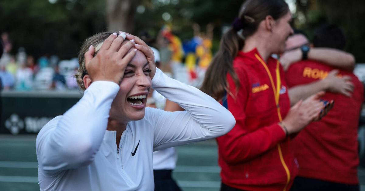 Емоції тенісистки Ани Богдан після перемоги збірної Румунії у матчі кваліфікації до фіналу Кубка Біллі Джин Кінг проти збірної України / Фото з офіційного акаунту Billie Jean King Cup у соцмережі X