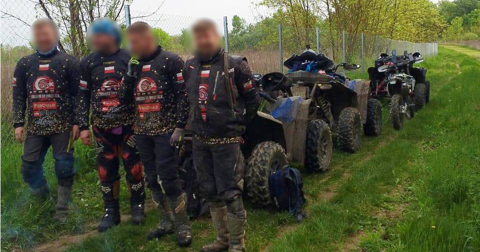 Участники акции "2222 км" на украинской границе / Фото ГПСУ