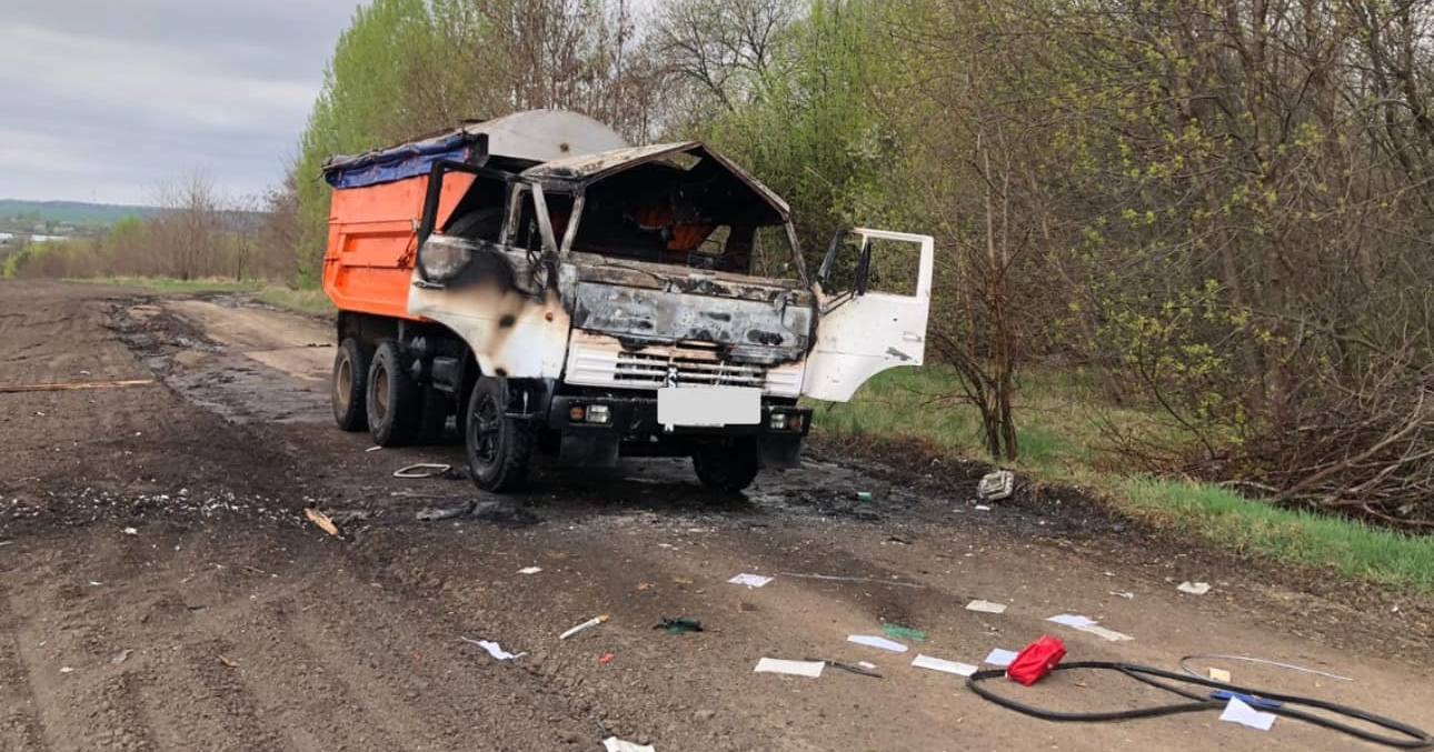 Гражданский грузовик после атаки вражеским дроном / Фото пресс-служба Сумской областной прокуратуры