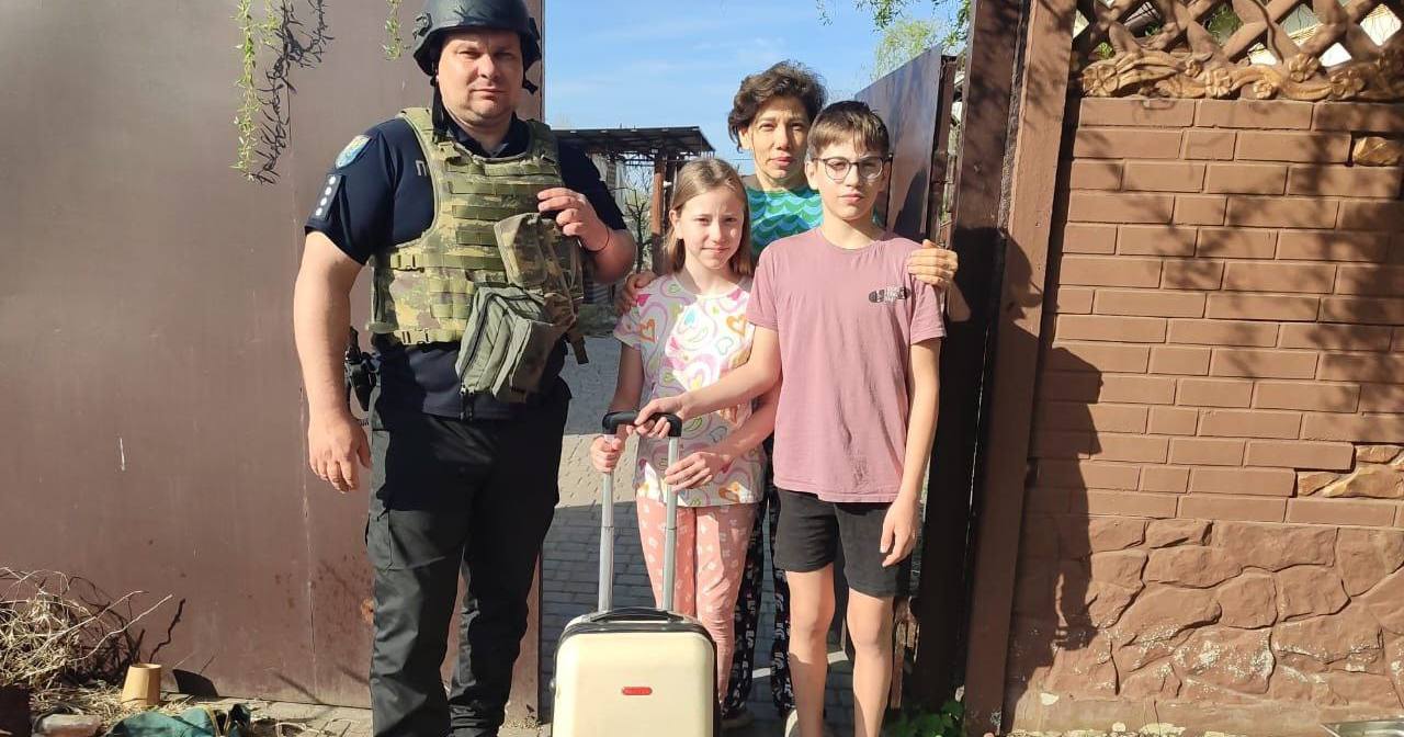 В течение дня из Липецкой территориальной общины в безопасное место полицейские вместе с представителями местной военной администрации вывезли 29 детей из 19 семей / Фото НПУ