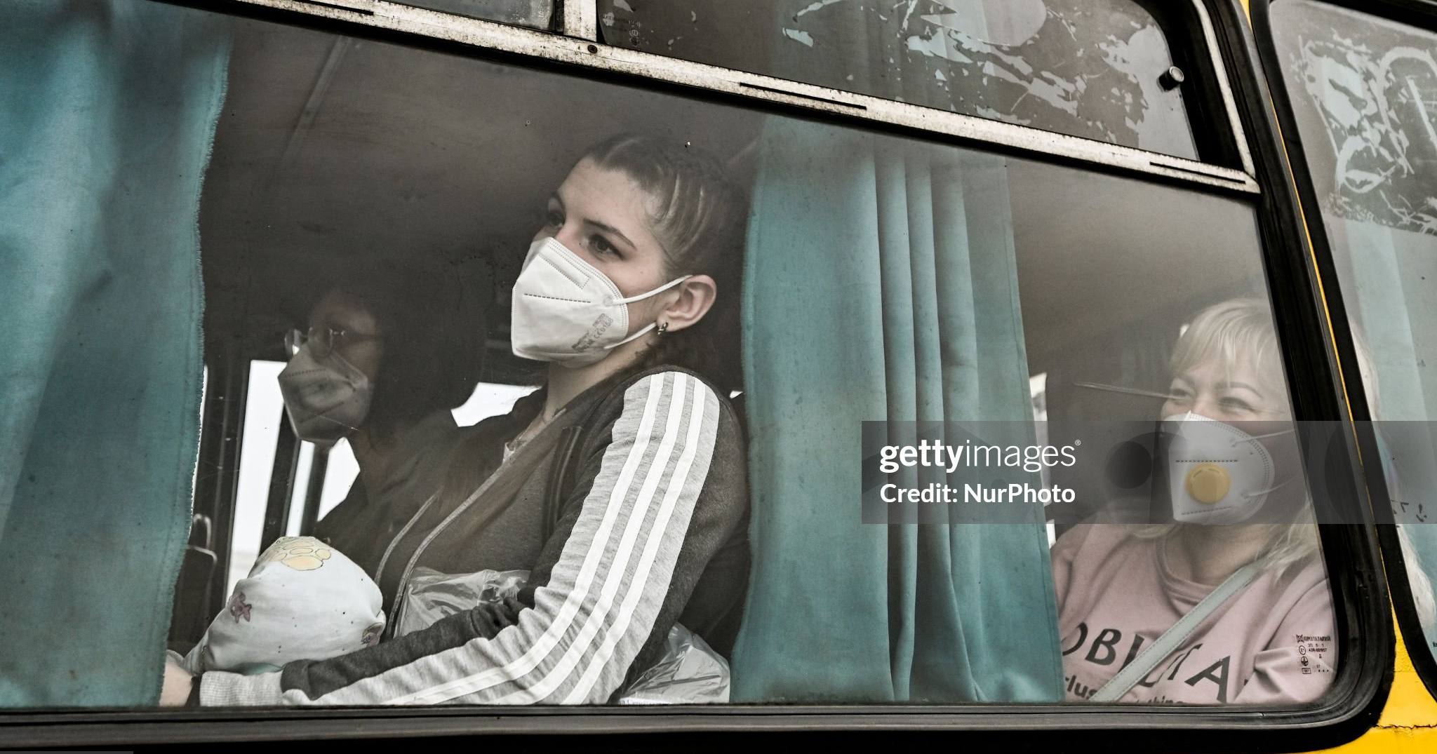 Люди в автобусі під час командно-штабних навчань з відпрацювання дій у разі аварії на ЗАЕС, Запоріжжя, 29 червня 2023 / Фото Getty Images