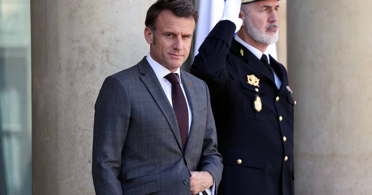 Президент Франції Еммануель Макрон чекає на прибуття прем'єр-міністра Албанії Еді Рами в Єлисейському палаці в Парижі, 12 квітня 2024 року / Фото Reuters