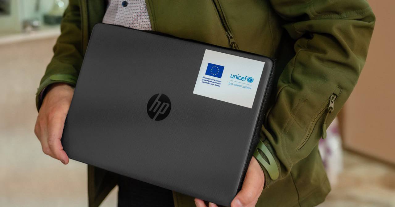 В Украине 300 тысяч детей не могут нормально учиться, потому что не имеют собственного ноутбука / Фото из телеграм-канала @zedigital