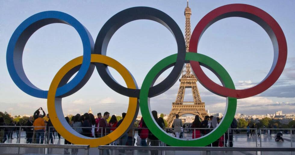 Олимпийские кольца в Париже, городе-организаторе Олимпиады 2024 / Фото AP