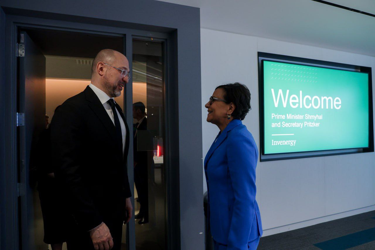 Прем'єр-міністр України Денис Шмигаль та спецпредставниця США з економічного відновлення України Пенні Пріцкер / Фото з ТГ-каналу Шмигаля