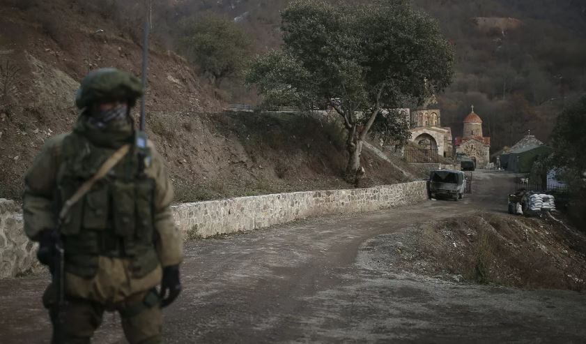 Российский "миротворец" на въезде в Дадиванк в Нагорном Карабахе / Фото: AP