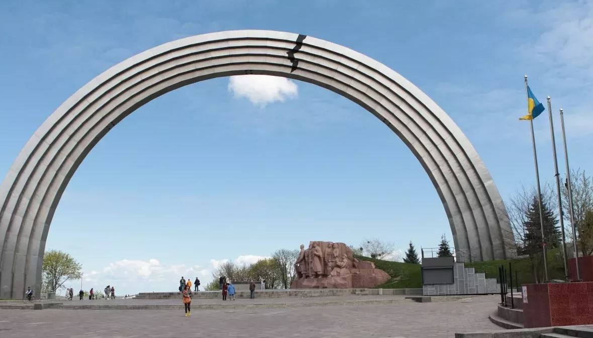 Арка свободи українського народу (раніше — Арка дружби народів) у Києві / Фото: УНІАН
