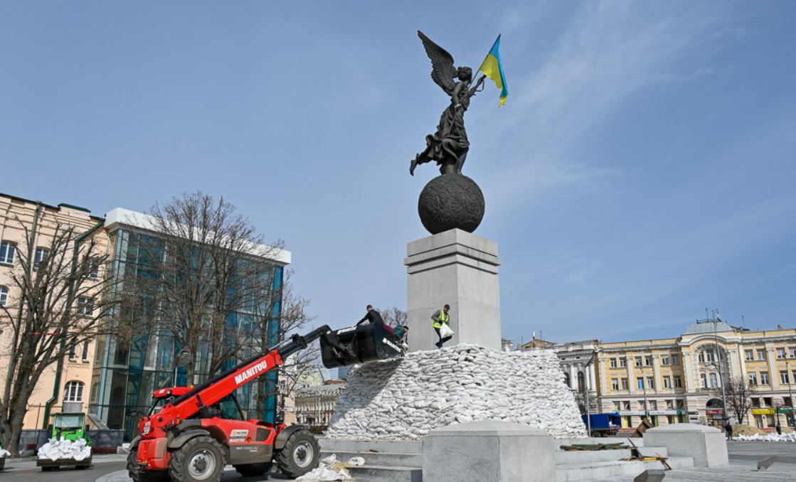 Монумент независимости Украины укреплен мешками. Харьков / Фото: Харьков Times