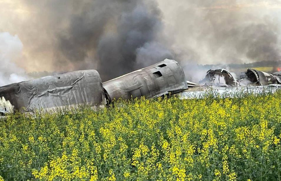 Обломки российского стратегического бомбардировщика Ту-22М3 / Фото из соцсетей