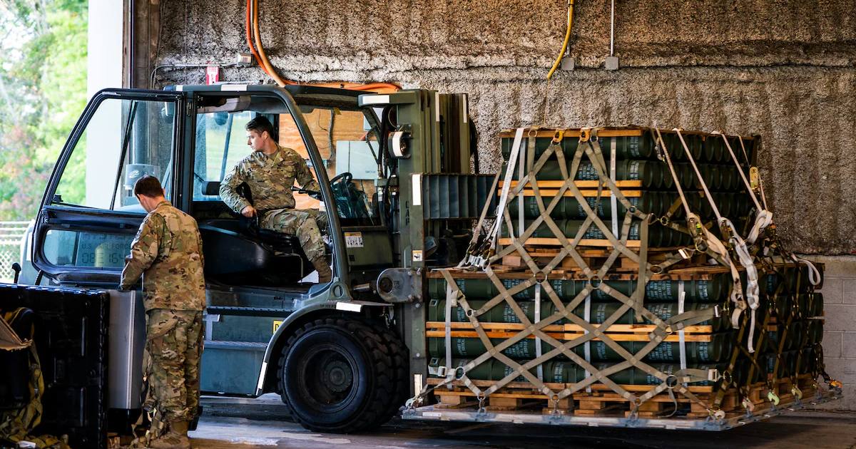 Сотрудники ВВС США в Довере, штат Делавер, перемещают паллеты с зарядами взрывчатки для 155-мм артиллерийских боеприпасов, предназначенных для Украины, октябрь 2022 года / Фото The Washington Post