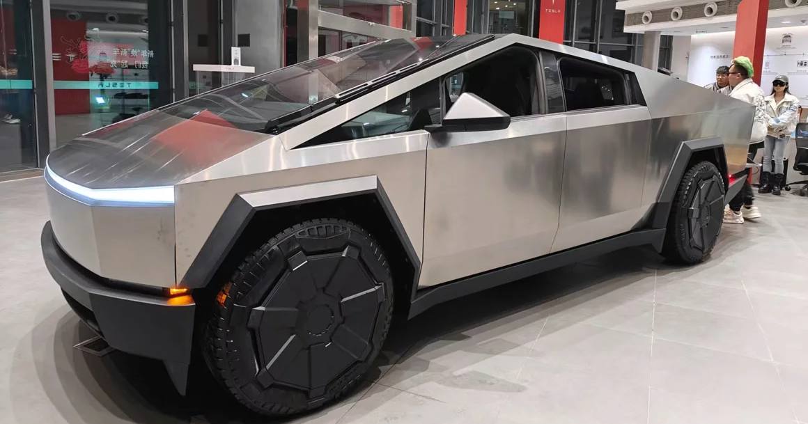 Майже 4 000 нових кібервантажівки Tesla відкликаються через те, що акселератор може застрягти в нижньому положенні / Фото Getty Images