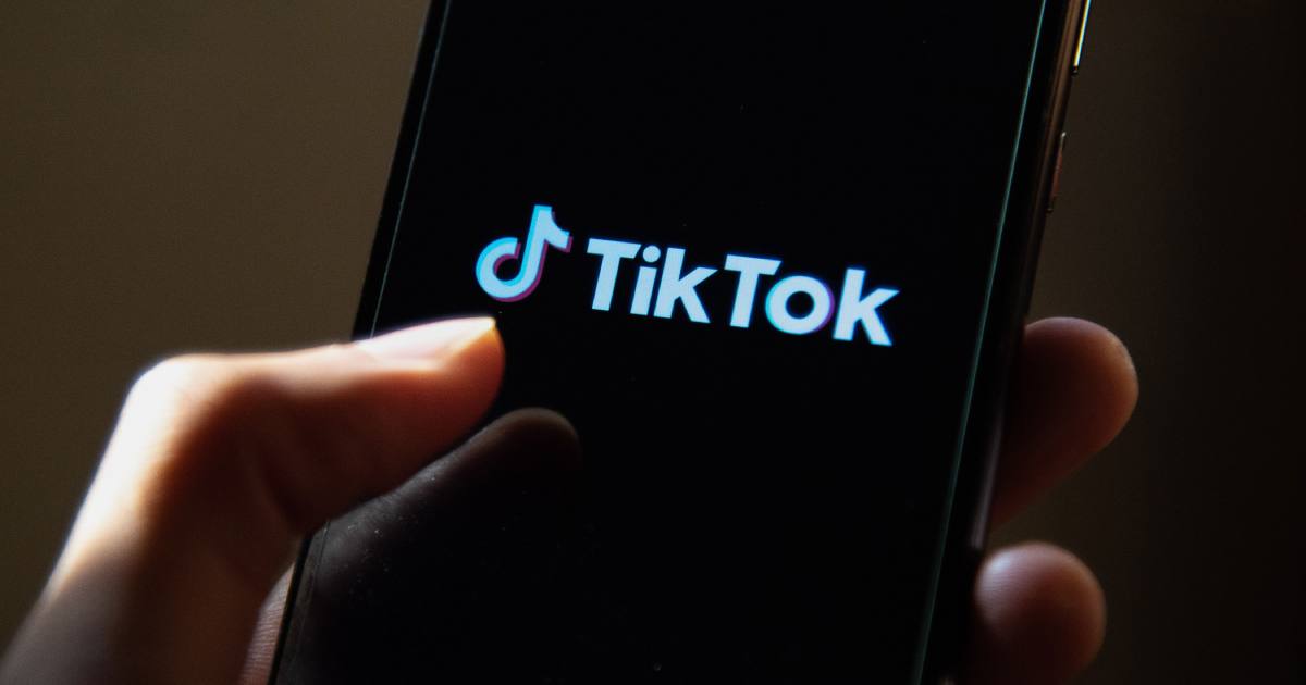 Логотип TikTok на экране смартфона / Фото Getty Images
