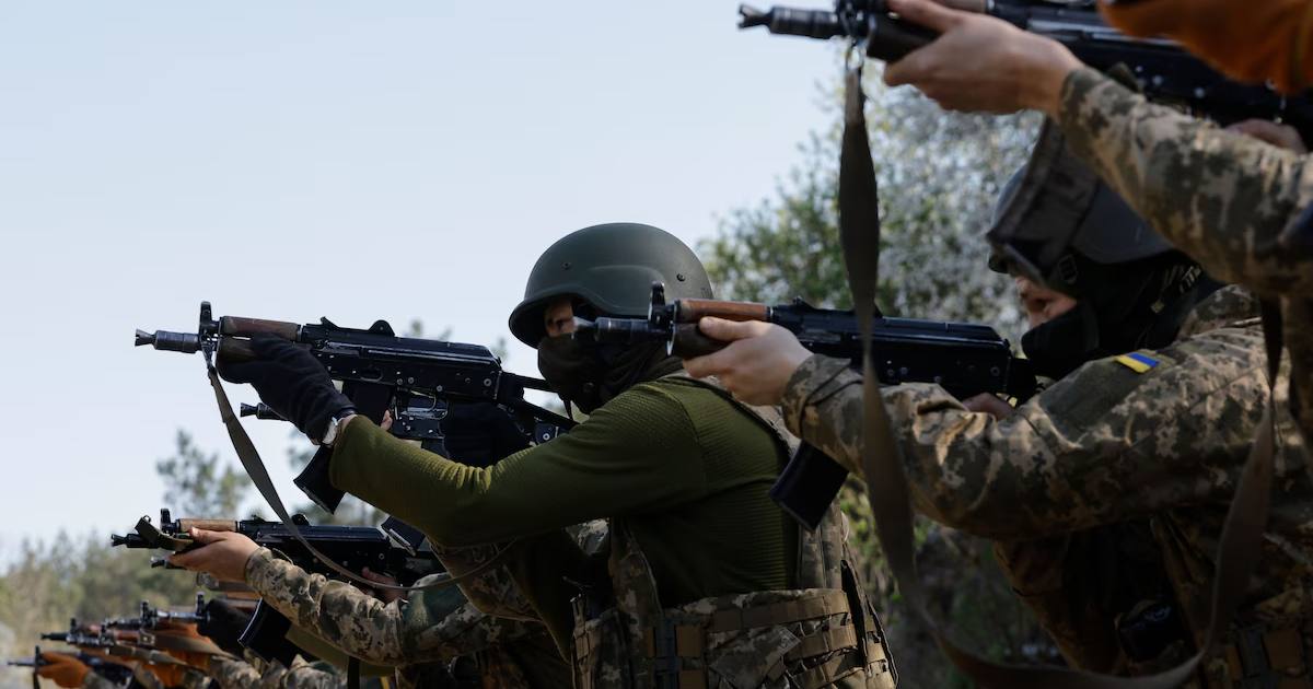 Украинские военные на стрельбище под Киевом / Фото EPA-EFE