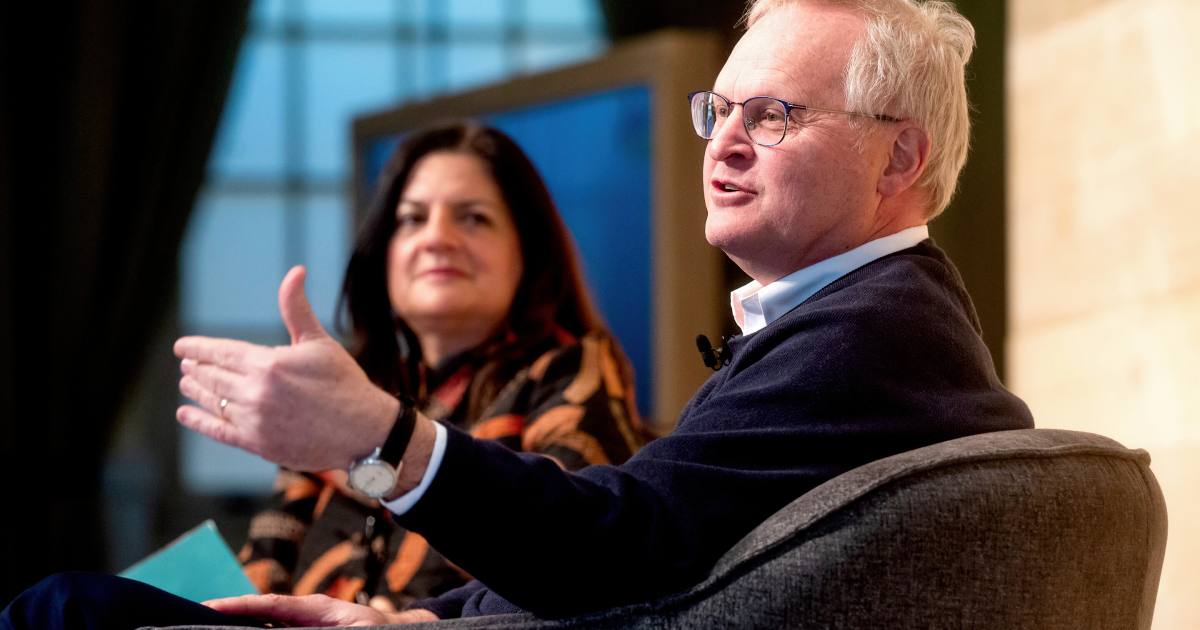 Эрих Андерсен, главный юрисконсульт компаний TikTok и ByteDance, беседует с редактором отдела глобальных предприятий Associated Press Индирой Лакшманан на конференции по кибербезопасности Verify, 31 марта 2023 года, Саусалито, Калифорния / Фото AP