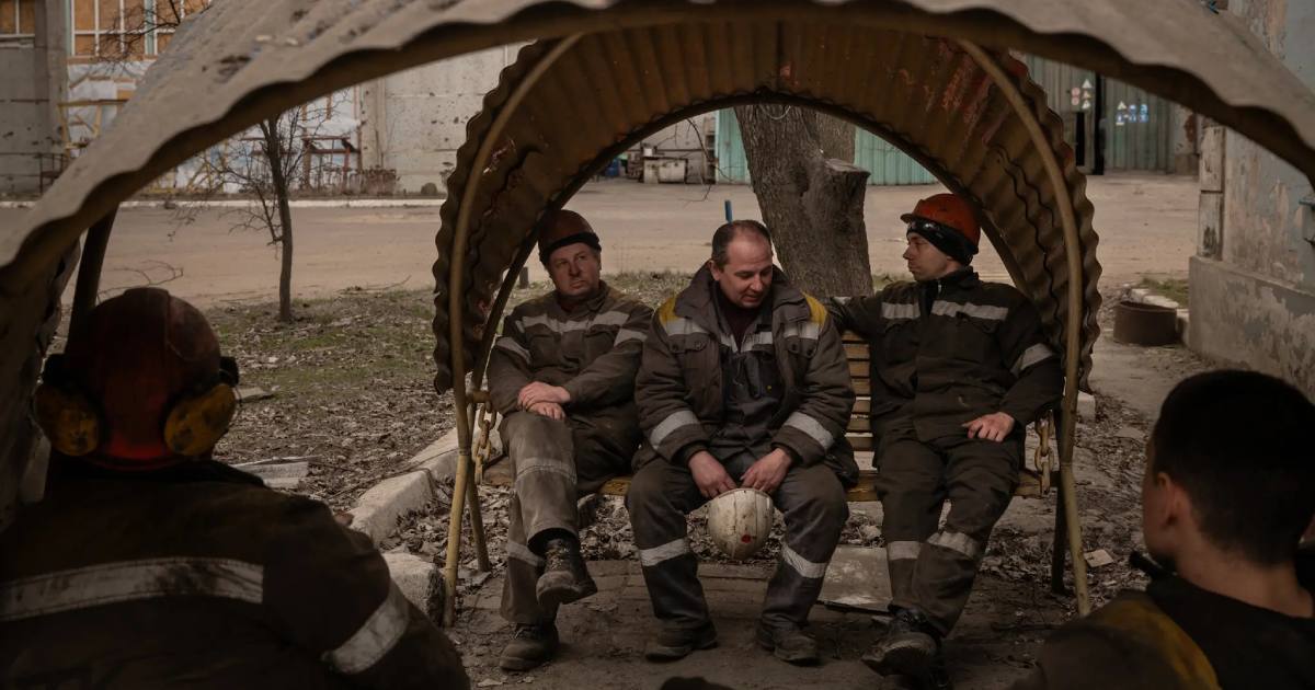 Рабочие сделали перерыв в расчистке завалов на тепловой электростанции в Курахово / Фото NYT