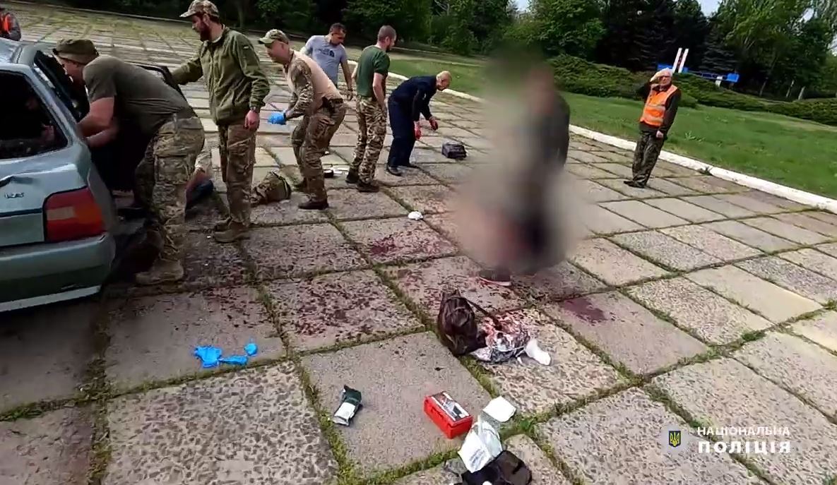 Парамедики поліції надають постраждалим домедичну допомогу / Скриншот з відео