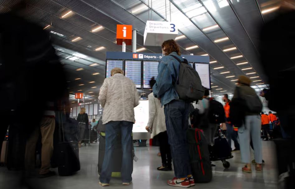 Пассажиры в аэропорту Орли, возле Парижа / Фото: REUTERS