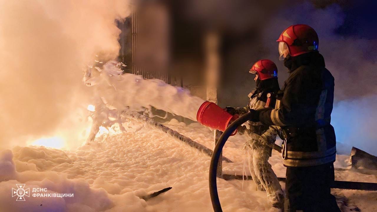 Прикарпатські рятувальники ліквідували пожежу спричинену обстрілом / Фото ДСНС