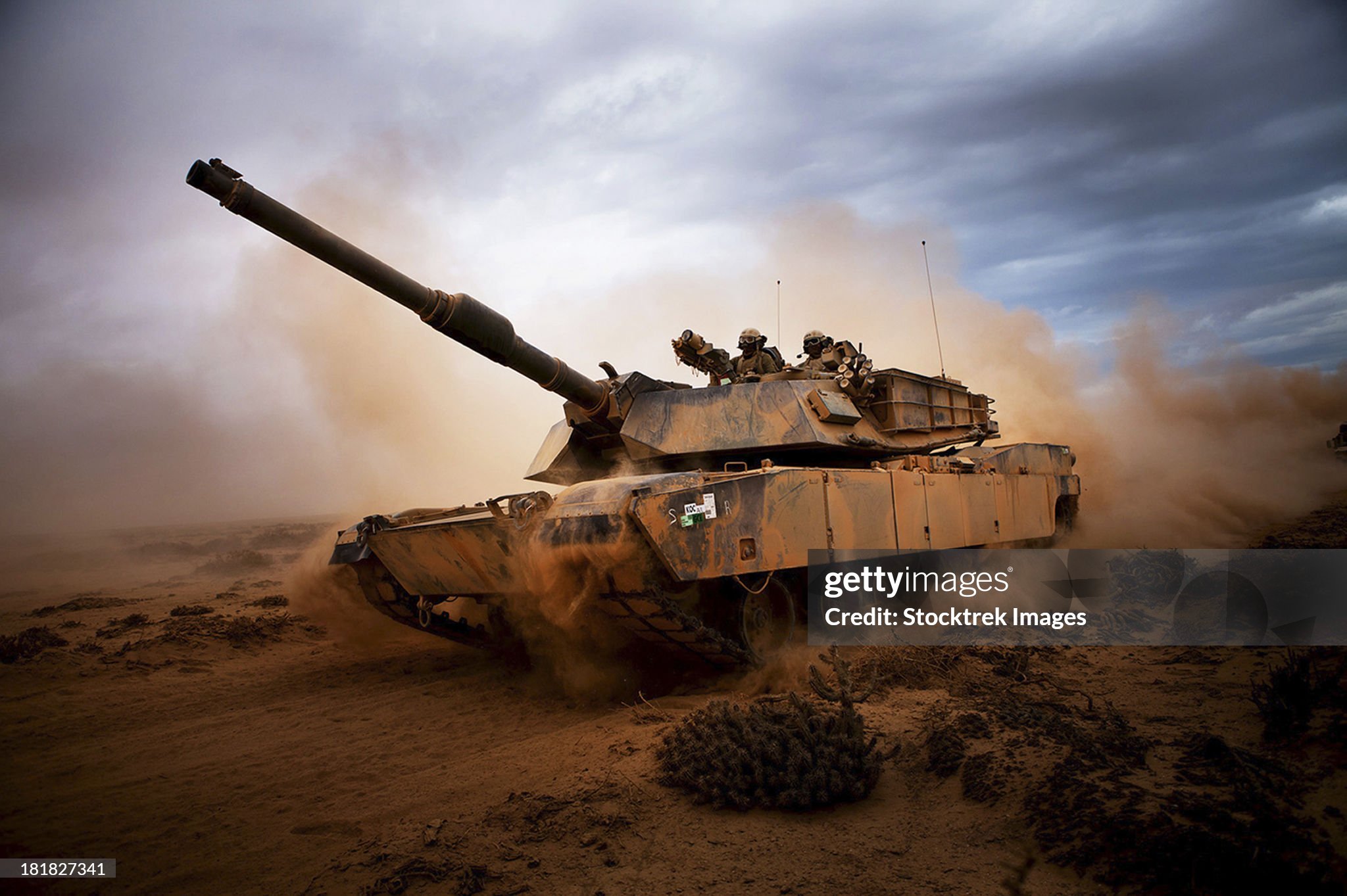 Морские пехотинцы едут по грунтовой дороге на своем основном боевом танке М1А1 "Абрамс" во время учений "Репид Трайдент - 2012" / Фото Getty Images