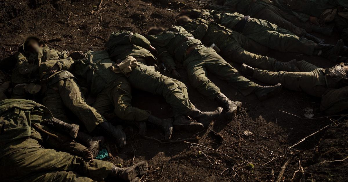 Тела 11 российских солдат лежат в селе Ольховка, отбитом украинскими войсками под Харьковом. 9 мая 2022 / Фото AP