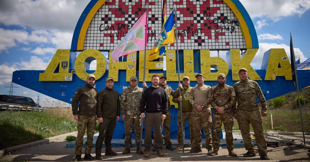 Президент Володимир Зеленський з українськими захисниками біля стели на Донеччині, 19 квітня 2024 / Фото ОПУ