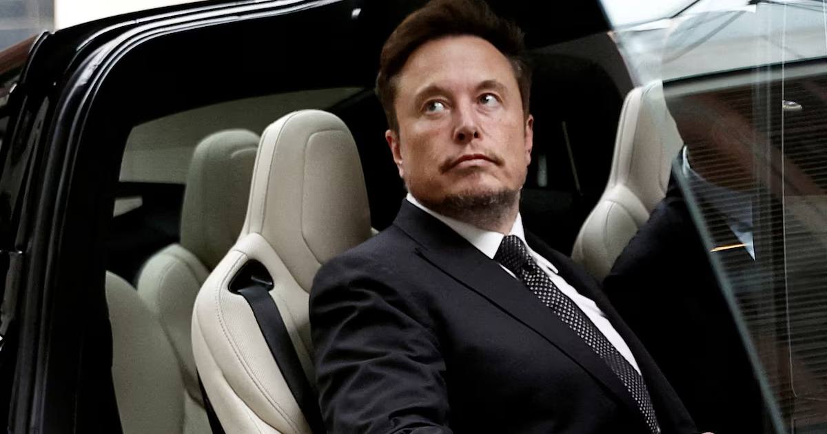 Ілон Маск сідає у Tesla, виходячи з готелю в Пекіні, 31 травня 2023 / Фото Reuters
