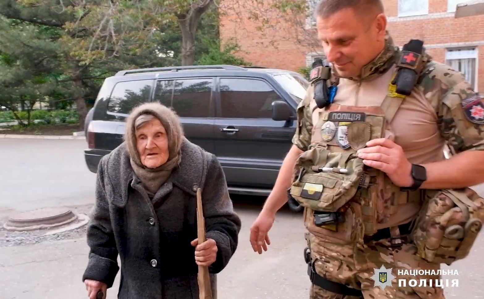 98-річна бабуся пройшла 10 км, щоб вийти з окупації / Скриншот з відео