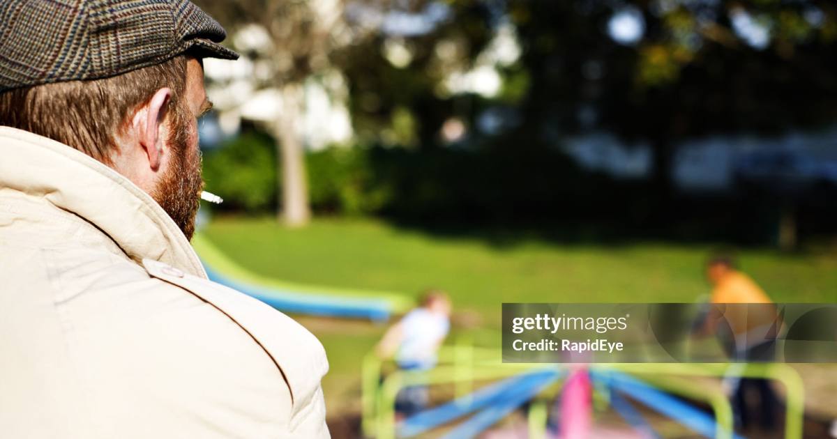 Мужчина наблюдает за детьми на детской площадке в парке. Иллюстративное фото / Фото Getty Images