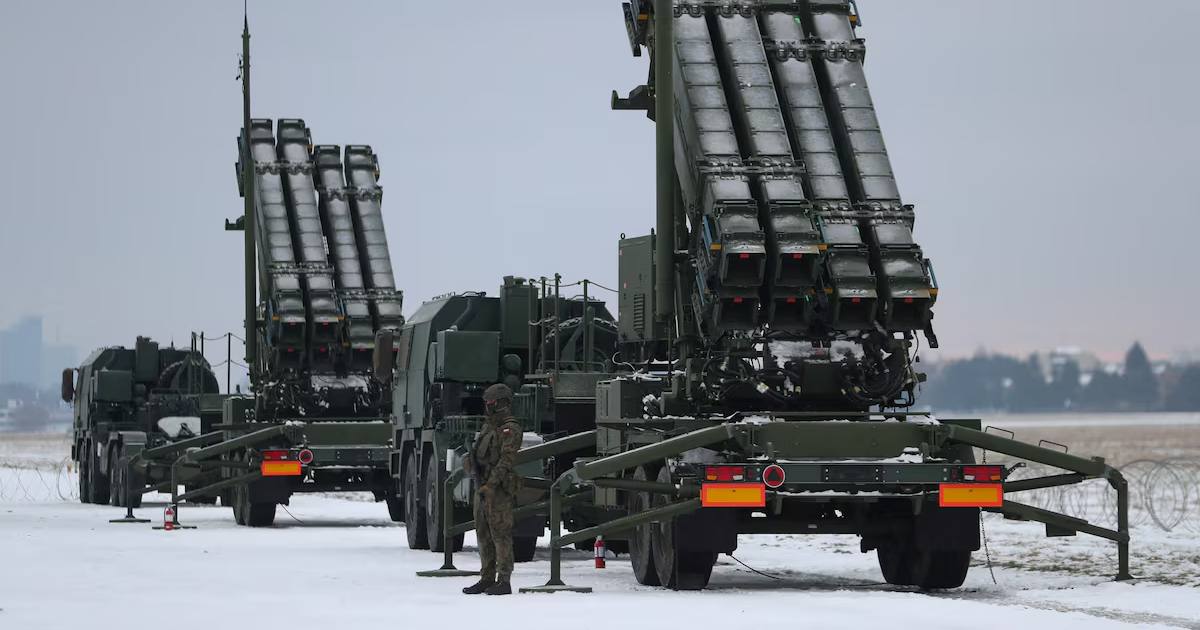 Військовослужбовець патрулює аеропорт Варшави з системами ППО Patriot під час військових навчань з ракетних систем, 7 лютого 2023 року / Фото Reuters