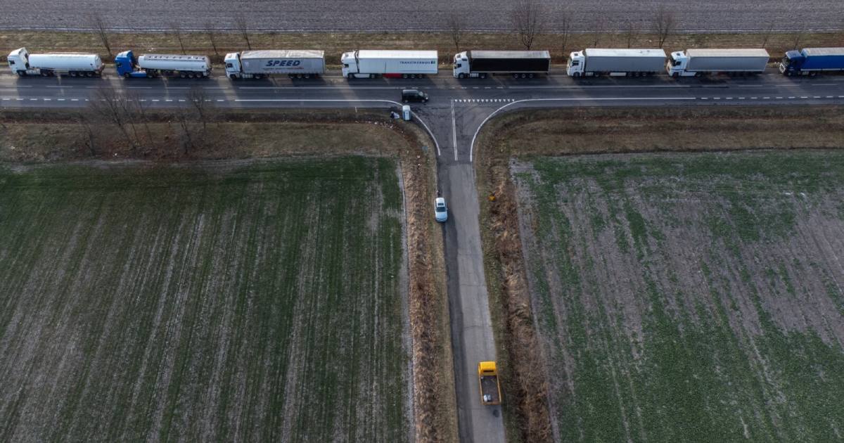 Вантажівки в черзі на кордоні / Фото EPA