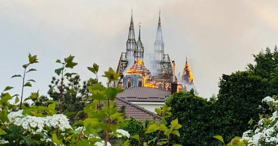 Пожар во дворце студентов Национального университета "Одесская юридическая академия" после ракетного удара / Фото телеграм-канала @truonline