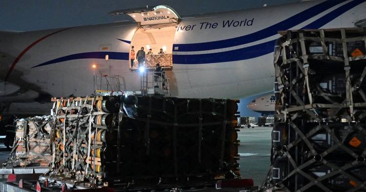 Працівники розвантажують літак з американською безпековою допомогою Україні в київському аеропорту "Бориспіль" 25 січня 2022 / Фото Getty Images