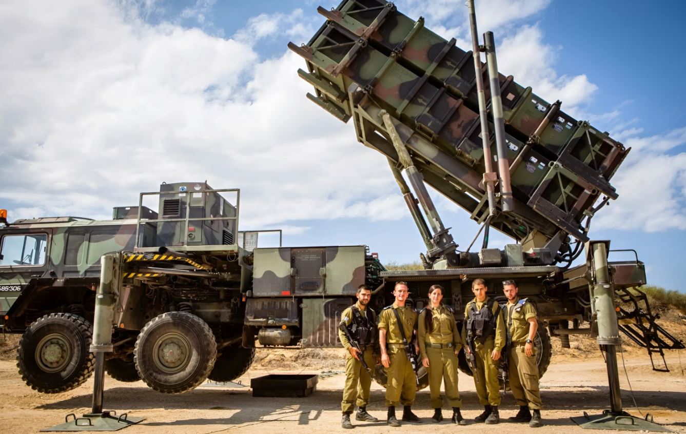 Солдати ЦАХАЛу поряд з пусковою установкою ЗРК Patriot / Фото: Армія оборони Ізраїлю