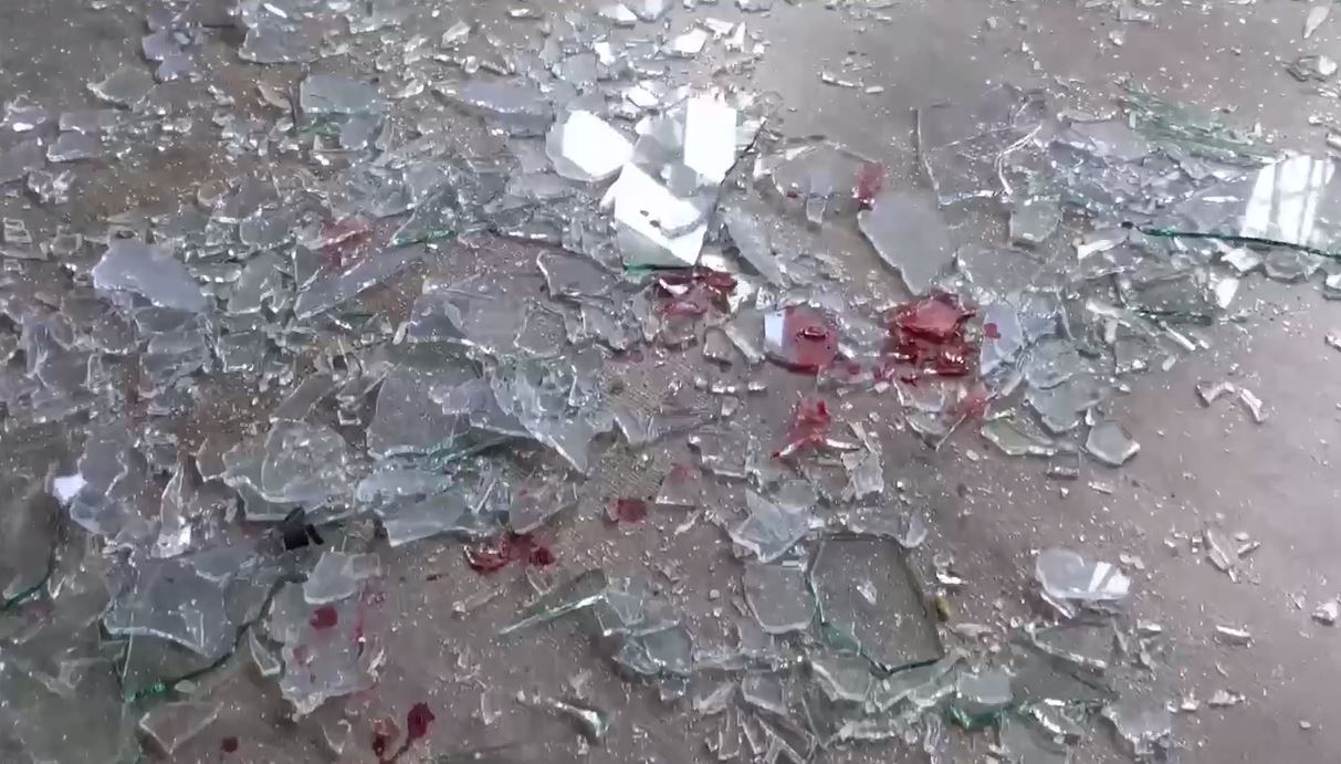 Обломки выбитого взрывом окна / Скриншот с видео