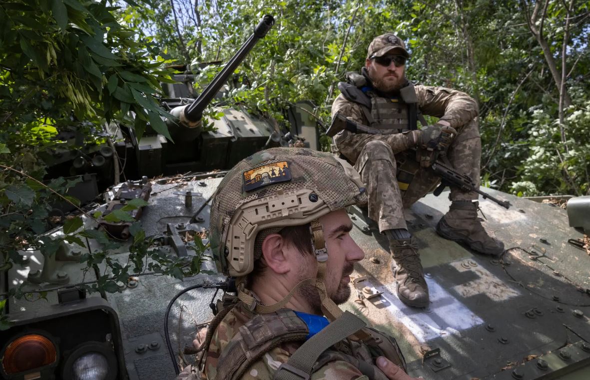 Українські військові поруч з БМП Bradley в Запорізькій області / Фото: The New York Times