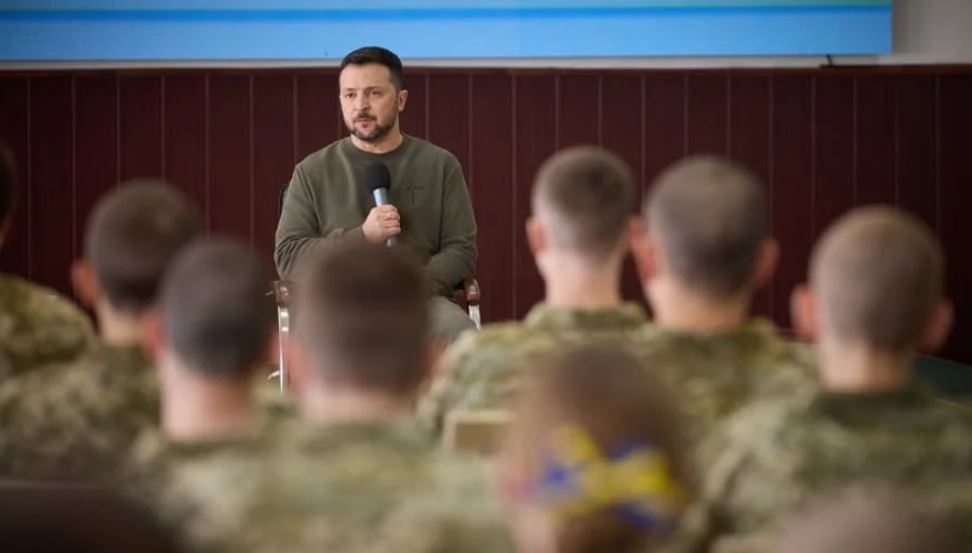 Владимир Зеленский во время встречи с курсантами в Хмельницком / Фото: ОП