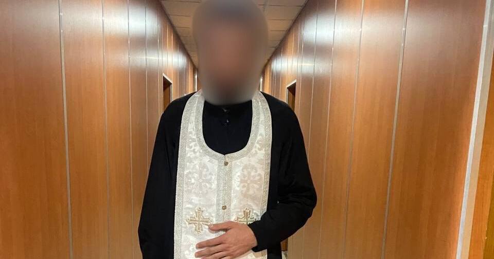 Під виглядом священника заволодів церковною атрибутикою та грошима: слідчі повідомили чоловіку про підозру у скоєнні шахрайства / Фото НПУ