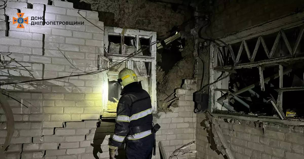 У Павлограді рятувальники ліквідували пожежу, що виникла внаслідок ворожої атаки / Фото ДСНС