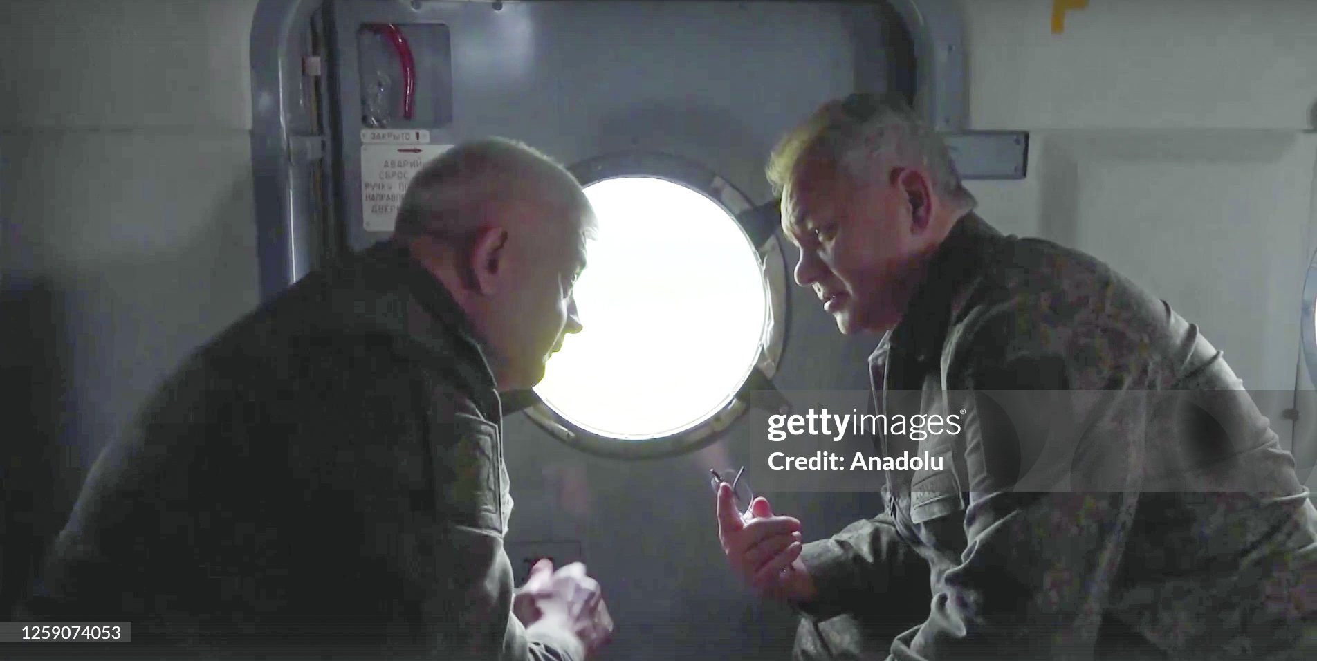 Министр обороны России Сергей Шойгу и командующий Западным военным округом России Евгений Никифоров разговаривают на борту военного вертолета 26 июня 2023 года / Скриншот видео МО РФ