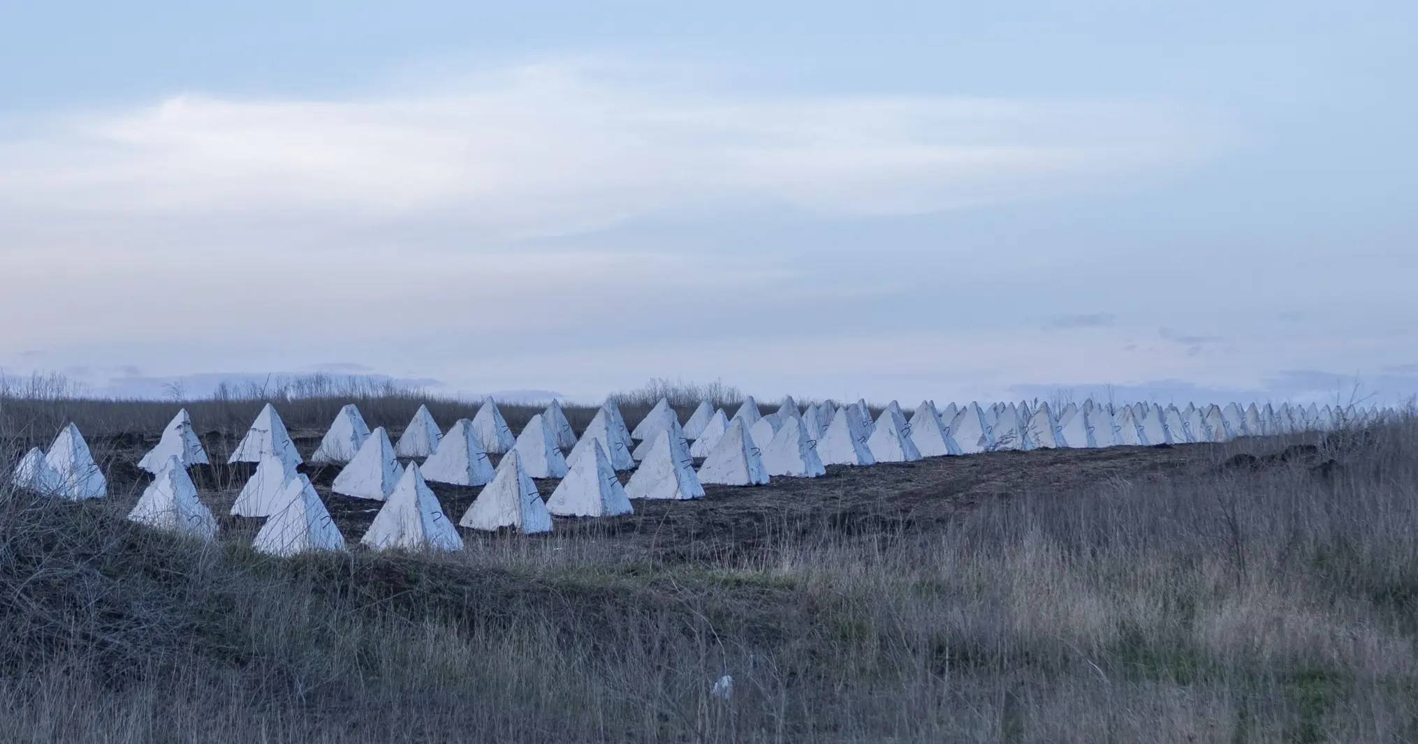 Такие оборонительные позиции, как эти "зубы дракона", украинцы строят на фронте. Среди прочего, они предназначены для того, чтобы останавливать танки / Фото AP