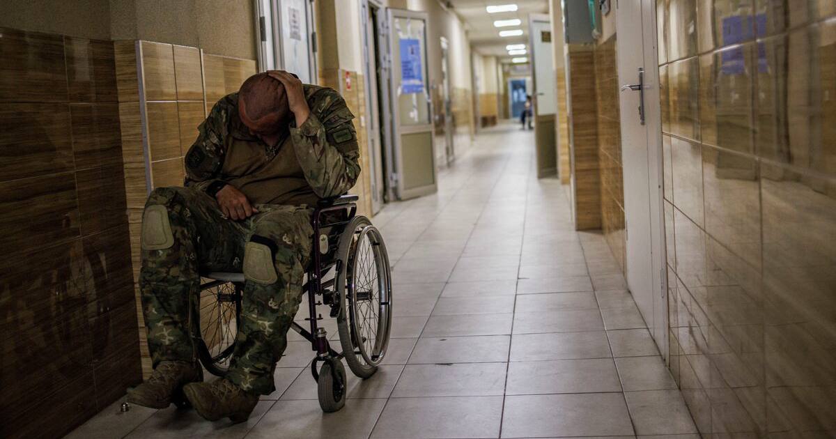 Поранений український солдат чекає на МРТ у військовому госпіталі, 9 серпня 2022 / Фото Reuters