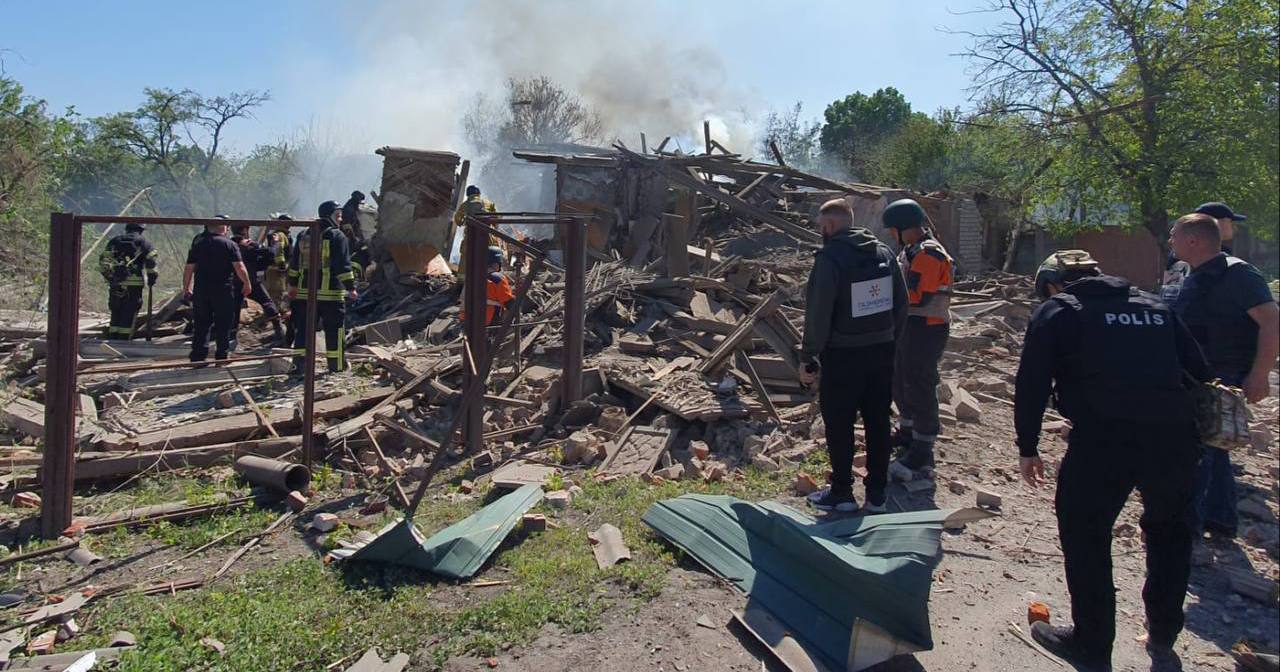 Внаслідок чергового обстрілу 3 травня в Харкові зруйновано 2 приватних будинки / Фото з телеграм-каналу @Klymenko_MVS 