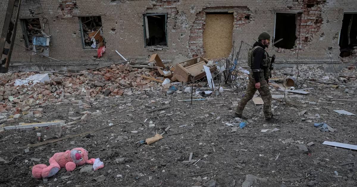 Український військовослужбовець йде біля зруйнованої будівлі в прифронтовому місті Часів Яр на Донеччині, 5 березня 2024 / Фото Reuters