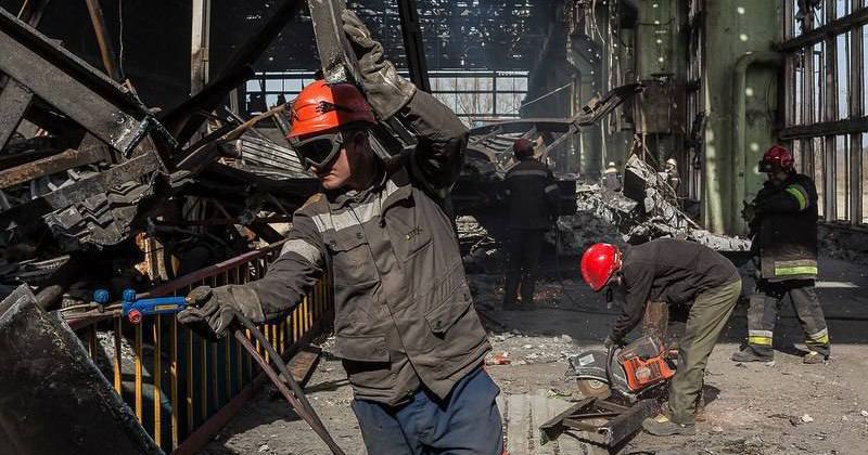 Рятувальники разом з енергетиками продовжують ліквідовувати наслідки масованої ворожої атаки. 27 квітня 2024 / Фото ДТЕК