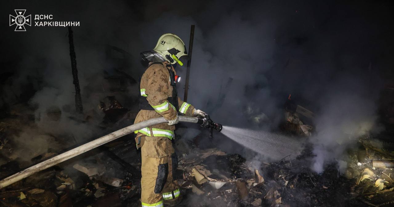 Сьогодні вночі ворог вдарив БПЛА по приватному сектору міста Харкова. Від вибуху постраждали житлові будинки та інші надвірні забудови / Фото ДСНС