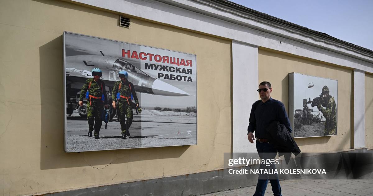 Чоловік проходить повз плакати, присвячені Збройним силам Росії, у Москві 2 квітня 2024 року / Фото Getty Images