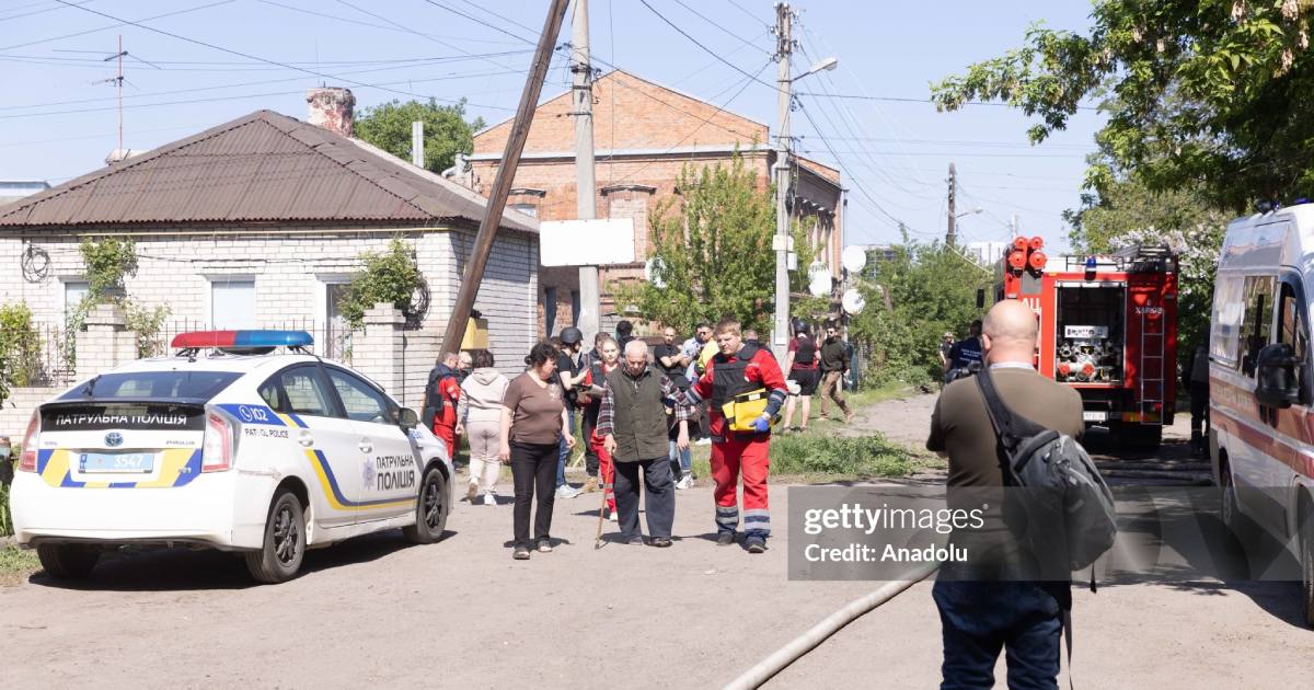 Рятувальники проводять роботи на пошкодженій ділянці після удару по Харкову. 03 травня 2024 / Фото  Getty Images
